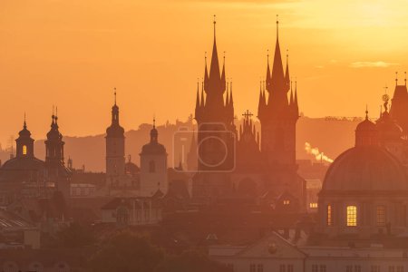 Das Stadtbild der UNESCO-Stätte Prag mit der Marienkirche vor Tyn im starken Schein der Sonne.