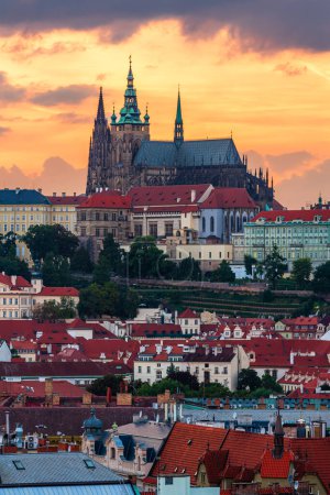 Die Prager Burg und der Veitsdom im UNESCO-Weltkulturerbe Prag bei Sonnenuntergang.