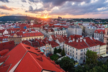 El paisaje aéreo de Praga del centro de la ciudad y el castillo y la Catedral de San Vito en la puesta del sol. 