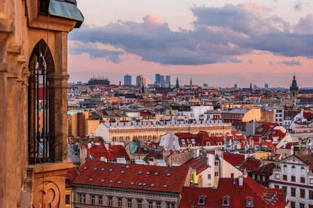 Das Stadtbild der UNESCO-Stätte Prag und der V-Turm auf Pankrac und das Alte Rathaus im Sonnenuntergang. 