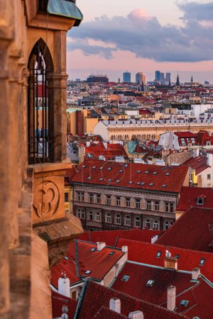 Das Stadtbild der UNESCO-Stätte Prag und der V-Turm auf Pankrac und das Alte Rathaus im Sonnenuntergang. 