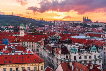 Das luftige Prager Stadtbild der Innenstadt mit der Burg und dem Veitsdom im Sonnenuntergang. 