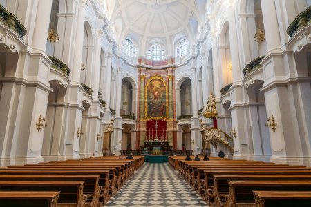 Téléchargez les photos : Dresde, Allemagne, 18.12.2022 - L'intérieur de la cathédrale de Dresde restaurée - en image libre de droit
