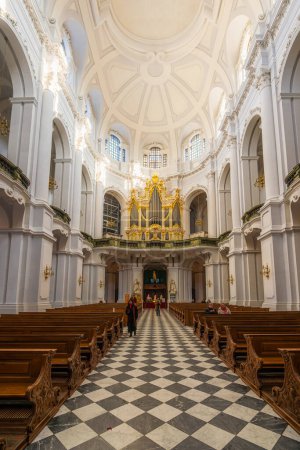 Téléchargez les photos : Dresde, Allemagne, 18.12.2022 - L'intérieur de la cathédrale de Dresde restaurée - en image libre de droit