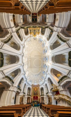 Téléchargez les photos : Dresde, Allemagne, 18.12.2022 - L'intérieur panoramique de la cathédrale de Dresde restaurée - en image libre de droit
