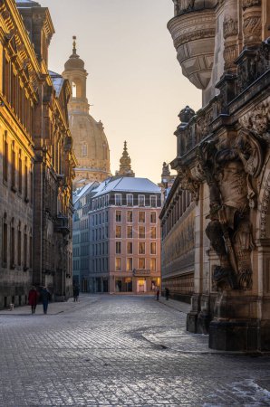Der Fürstenzug und der Georgentor am frühen Morgen in Dresden.