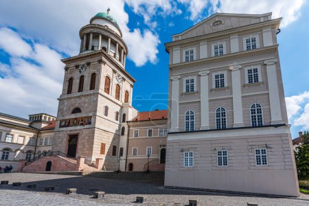 Die Fassade der Basilika des UNESCO-Weltkulturerbes Benediktinerkloster Pannonhalma in Ungarn.