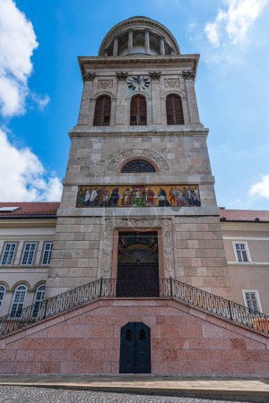 Die Fassade der Basilika des UNESCO-Weltkulturerbes Benediktinerkloster Pannonhalma in Ungarn.