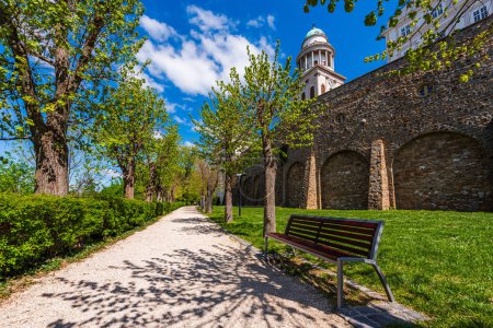 Patrimonio de la Humanidad por la UNESCO Monasterio benedictino Pannonhalma Archabbey en Hungría en primavera.