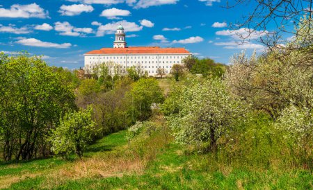 Das UNESCO-Weltkulturerbe Benediktinerkloster Erzabtei Pannonhalma in Ungarn im Frühjahr.