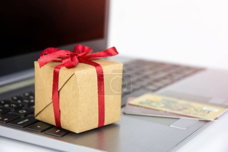 Foto de Caja de regalo y tarjetas de crédito en el portátil. Concepto de compras online - Imagen libre de derechos