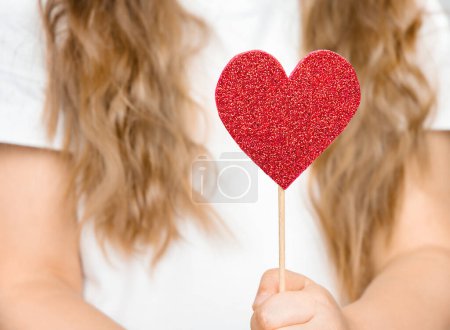 Foto de Chica sosteniendo corazón decoración hecha a mano en su mano - Imagen libre de derechos