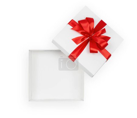 Foto de Caja de regalo abierta blanca con cinta roja aislada sobre fondo blanco, espacio para copiar - Imagen libre de derechos