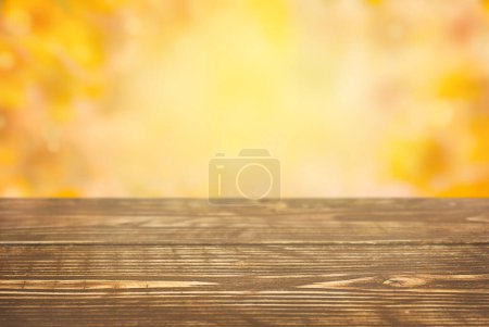 Foto de Fondo natural de otoño con mesa de madera. Copiar espacio - Imagen libre de derechos