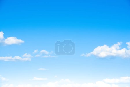 Foto de Cielo azul con nubes suaves y esponjosas - Imagen libre de derechos