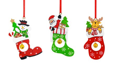 Foto de Conjunto de decoraciones navideñas de madera brillante suspendidas aisladas sobre fondo blanco - Imagen libre de derechos