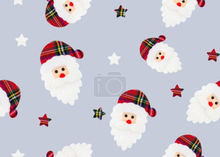 Foto de Patrón sin costuras de Navidad de fieltro Santa Claus y estrellas sobre fondo gris - Imagen libre de derechos