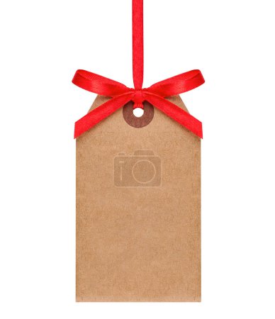 Foto de Etiqueta colgante de papel artesanal con cinta roja aislada sobre fondo blanco - Imagen libre de derechos