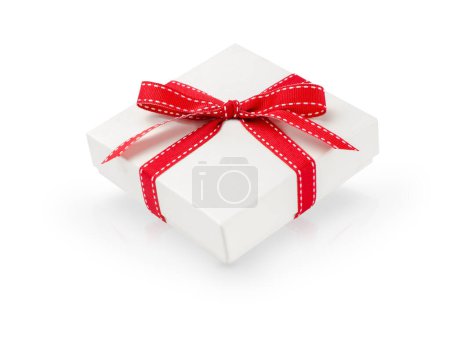 Foto de Pequeña caja de regalo blanca con cinta roja aislada en blanco - Imagen libre de derechos