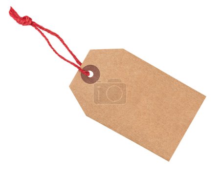 Foto de Etiqueta de papel artesanal vacía con cordel rojo aislado sobre fondo blanco - Imagen libre de derechos