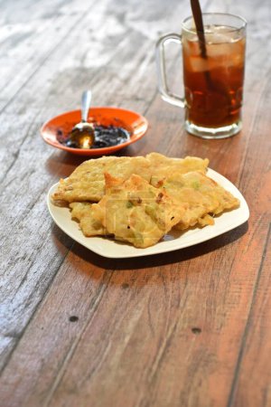 Foto de Tempe frito comida tradicional hecha de tempeh cubierto de masa de harina con una mezcla de puerros en rodajas y especias. cocido por freír - Imagen libre de derechos