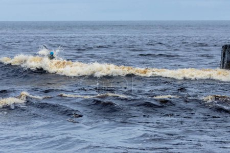 Foto de Kayak de mar en el océano con grandes olas, deportes acuáticos de adrenalina - Imagen libre de derechos