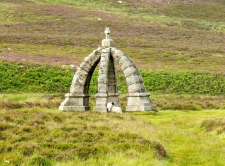 Téléchargez les photos : Ancien monument en pierre à la reine Victoria au sommet d'une colline près du mont Keen à Deeside royal - en image libre de droit