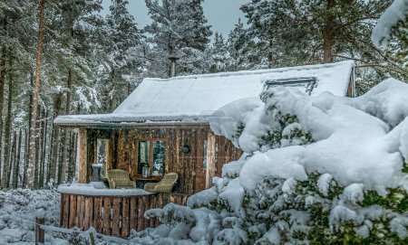 Téléchargez les photos : Cabane de Woodman dans les Cairngorms, cabane en bois dans la neige d'hiver à Noël - en image libre de droit