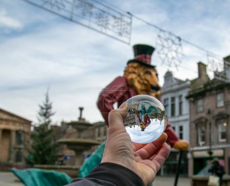 Téléchargez les photos : Photographie boule de verre dans la main humaine photographie une statue de lion colorée dans un centre-ville, art, abstrait, intéressant, artistique - en image libre de droit