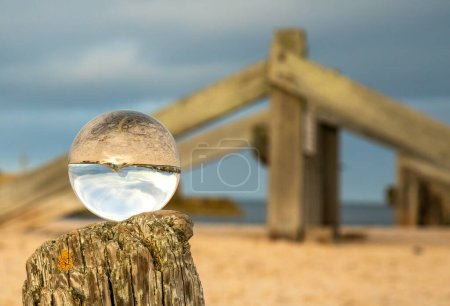 Foto de Reflejo del paisaje natural a través de una bola de vidrio - Imagen libre de derechos