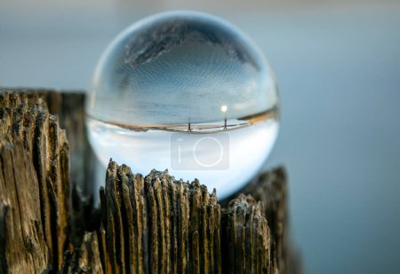 Téléchargez les photos : Reflet du paysage naturel à travers une boule de verre - en image libre de droit