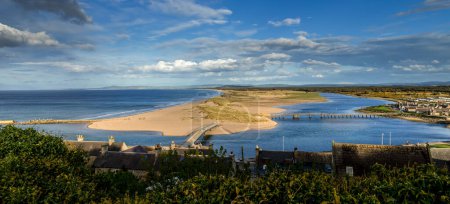 Téléchargez les photos : Magnifique paysage marin et paysage de la côte du Morayshire de Lossiemouth, surplombant les ponts, la mer, la rivière et le sable avec un ciel bleu - en image libre de droit