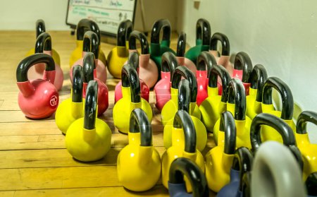 Téléchargez les photos : Vue rapprochée d'une rangée de kettlebells dans une salle de gym, des équipements de fitness et de sport - en image libre de droit