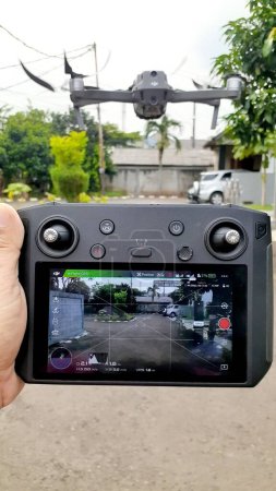 cámara de dron en la calle