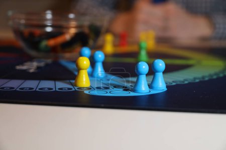 Foto de Imagen de juegos de mesa que están llegando a thend, tomada de cerca con el foco en la pieza de juego - Imagen libre de derechos