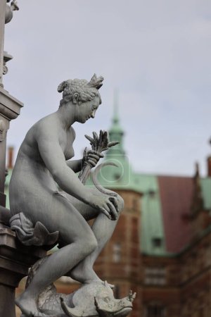 Téléchargez les photos : Le château Frederiksborg a été construit par Christian IV dans les premières décennies du XVIIe siècle et est le plus grand bâtiment de la Renaissance dans les pays nordiques. - en image libre de droit
