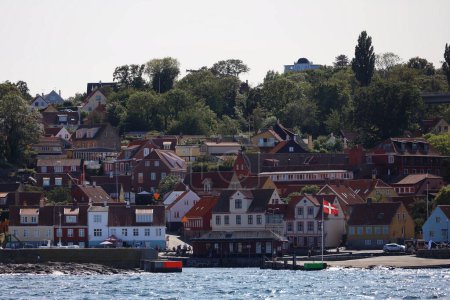 Téléchargez les photos : La ville de Gudhjem sur le côté est de Bornholm vue du bord de mer - en image libre de droit