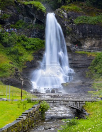 Téléchargez les photos : Chutes d'eau populaires en Norvège. Le Steinsdalsfossen a une chute de 50 m et est spécial parce que vous pouvez marcher en toute sécurité et sec derrière elle
. - en image libre de droit
