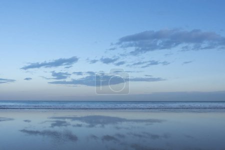 Foto de Cielo con nubes reflejadas en la playa y el mar con espacio para copiar, uso de papel pintado. - Imagen libre de derechos