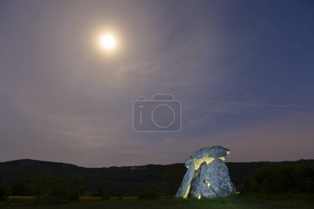 Téléchargez les photos : Nuit de pleine lune dans le dolmen de Sorginetxe, monument mégalithique situé à Arrizala, province d'Araba, Pays basque. - en image libre de droit