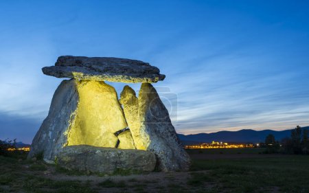 Téléchargez les photos : Le dolmen de Sorginetxe au crépuscule, qui est situé dans la ville d'Arrizala, Euskadi - en image libre de droit