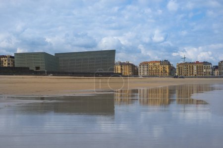 Centro de Conferencias y Auditorio Kursaal junto a la playa Zurriola, Ciudad de Donostia, País Vasco.