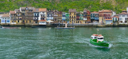 Téléchargez les photos : Bateau à moteur dans la baie de Pasaia, Euskadi - en image libre de droit