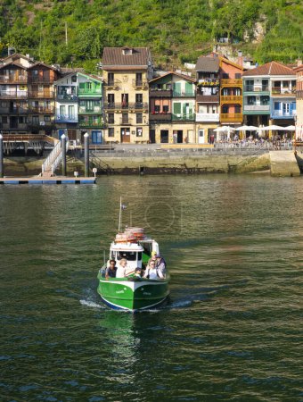 Téléchargez les photos : Bateau dans la baie de Pasaia, Euskadi - en image libre de droit