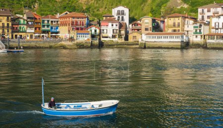 Téléchargez les photos : Bateau dans la baie de Pasaia, Euskadi - en image libre de droit