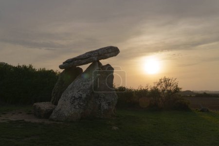 Téléchargez les photos : Le dolmen de Sorginetxe au crépuscule, est un monument funéraire situé dans la province d'Araba, Euskadi. - en image libre de droit