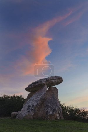 Téléchargez les photos : Le dolmen de Sorginetxe au coucher du soleil, est un monument funéraire situé dans la province d'Araba, Euskadi., Espagne. - en image libre de droit