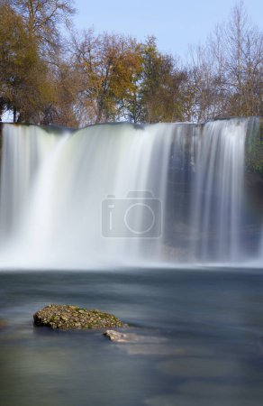 Téléchargez les photos : La cascade El Peon. La cascade de Peon est située dans la vallée de Tobalina avec une chute de 20m. Rivière Jerea traversant Las Merindades, Burgos. - en image libre de droit