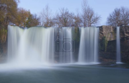 Téléchargez les photos : La cascade El Peon. La cascade de Pen est située dans la vallée de Tobalina avec une chute de 20m. Rivière Jerea traversant Las Merindades, Burgos. - en image libre de droit