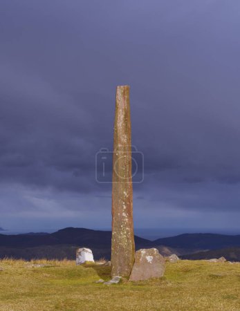 Foto de Menhir de Eteneta. Menhir y cromlech de Eteneta, monte Adarra, Euskadi - Imagen libre de derechos